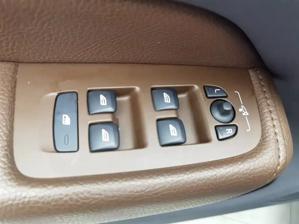 Volvo XC60 — фото 10