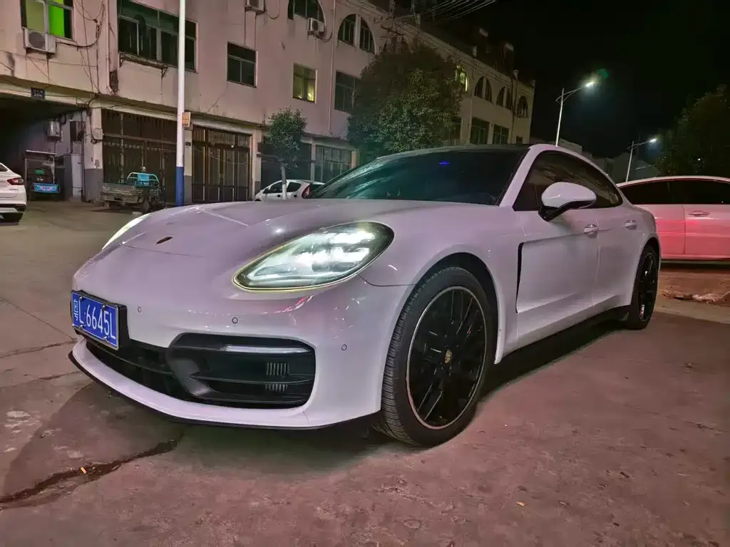 Porsche Panamera — фото 1
