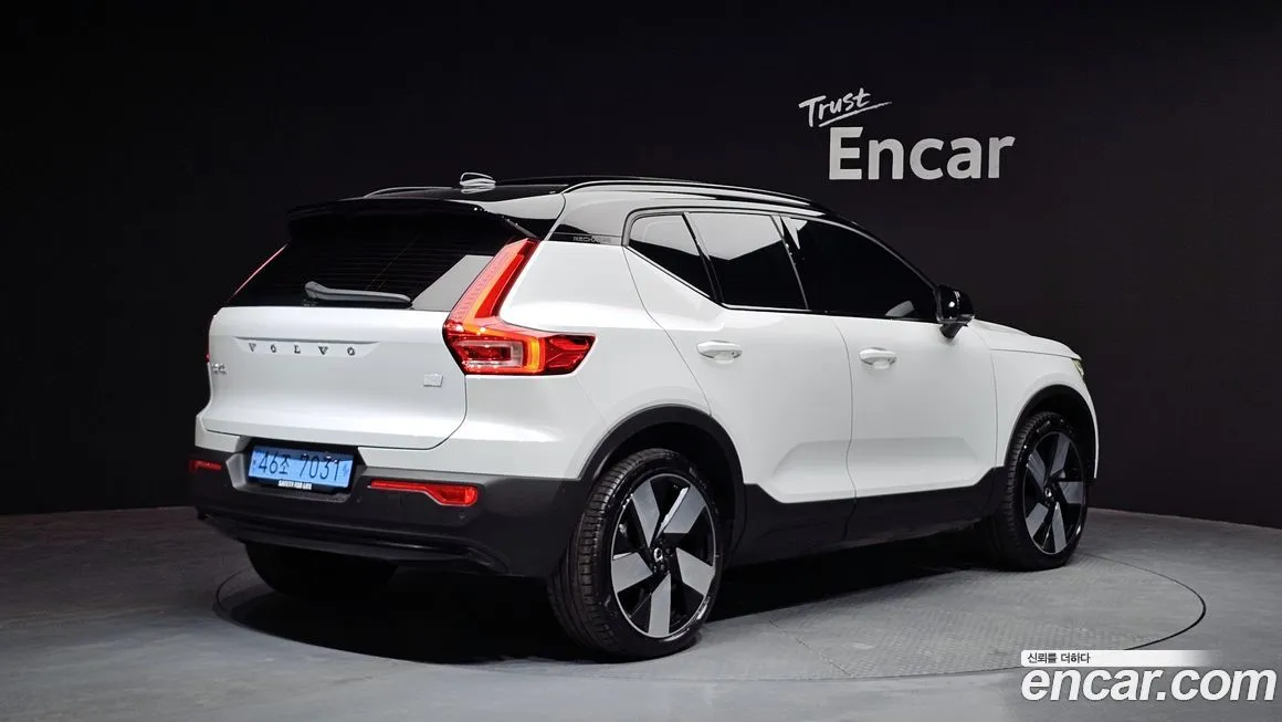 Volvo XC40 — фото 8