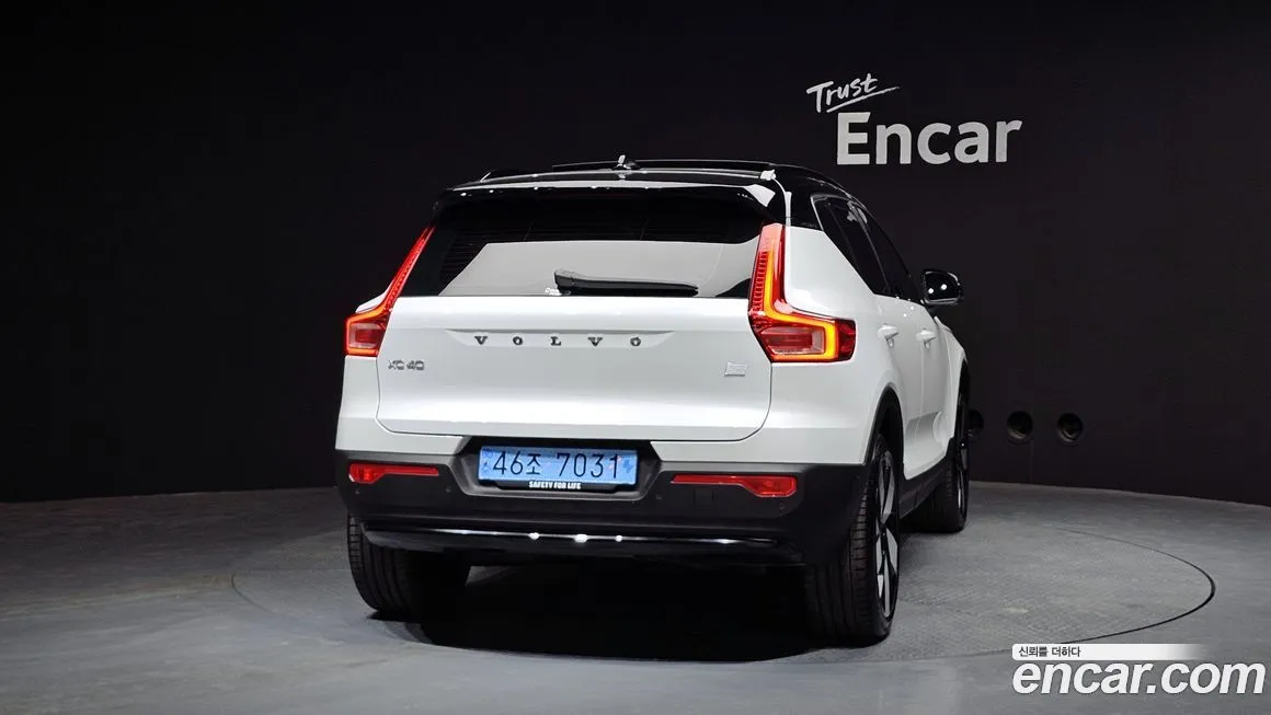Volvo XC40 — фото 10