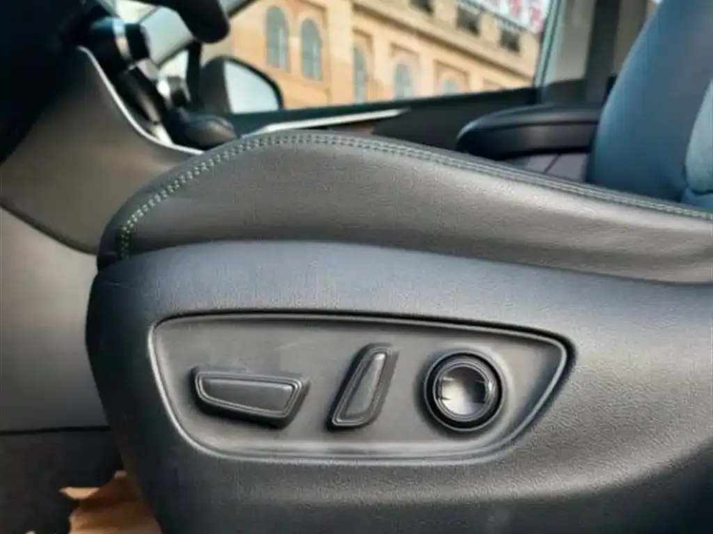 Toyota RAV4 — фото 2