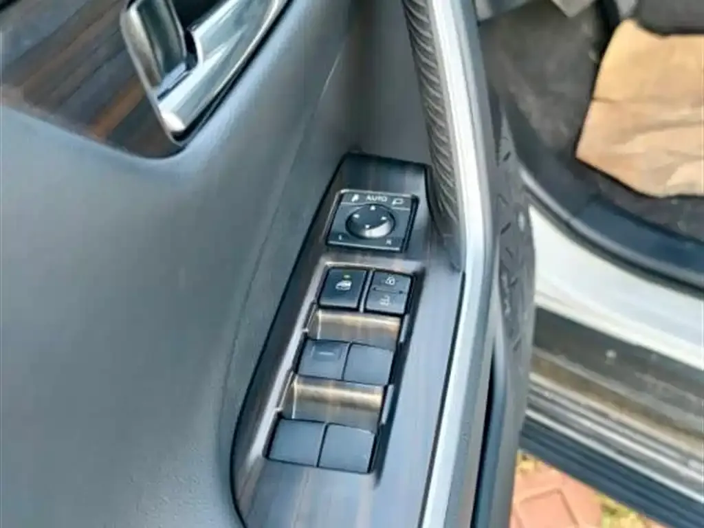 Toyota RAV4 — фото 7