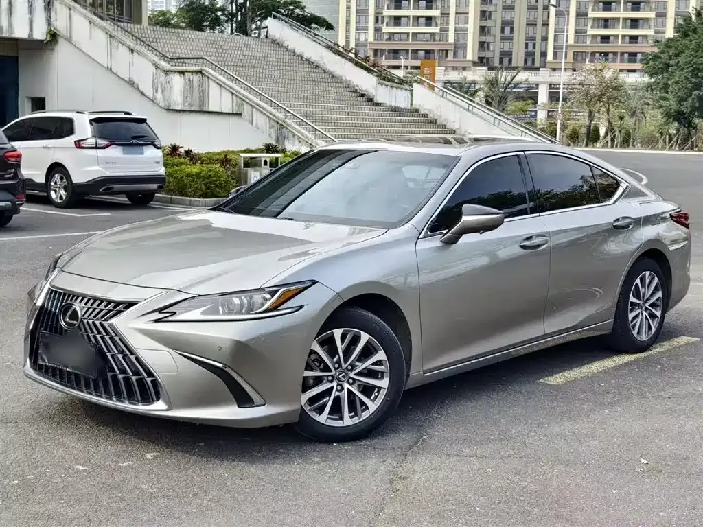 Lexus ES — фото 1
