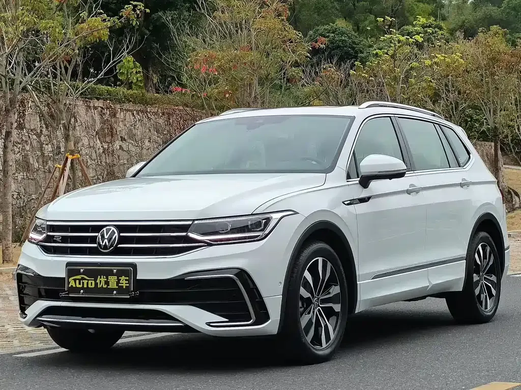 Volkswagen Tiguan L — фото 1