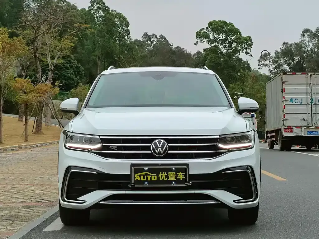 Volkswagen Tiguan L — фото 3