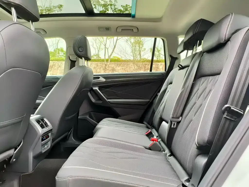 Volkswagen Tiguan L — фото 2