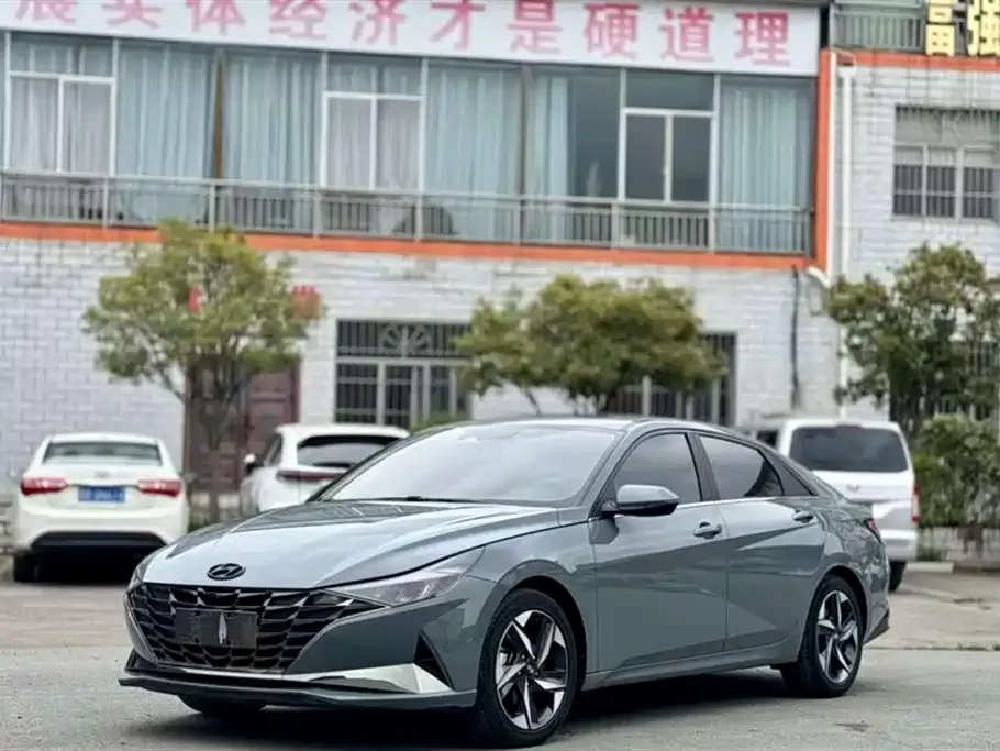 Hyundai Elantra — фото 1