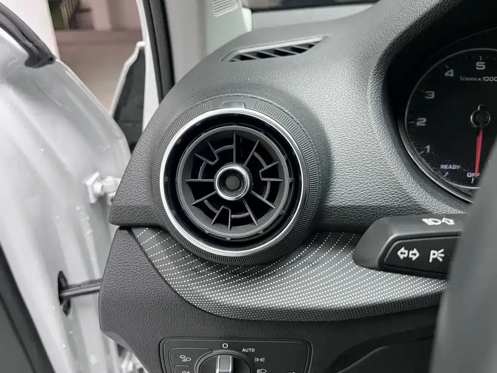 Audi Q2L — фото 8