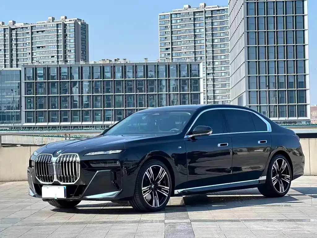 BMW 7 Series — фото 1
