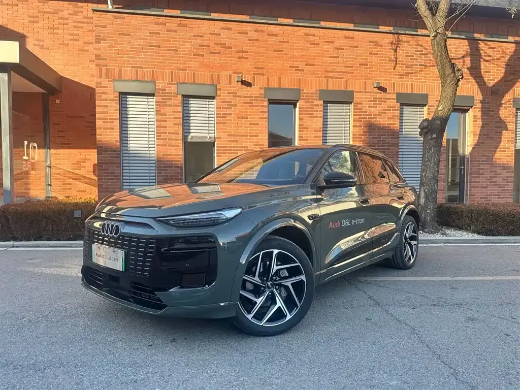 Audi Q6L e-tron — фото 1