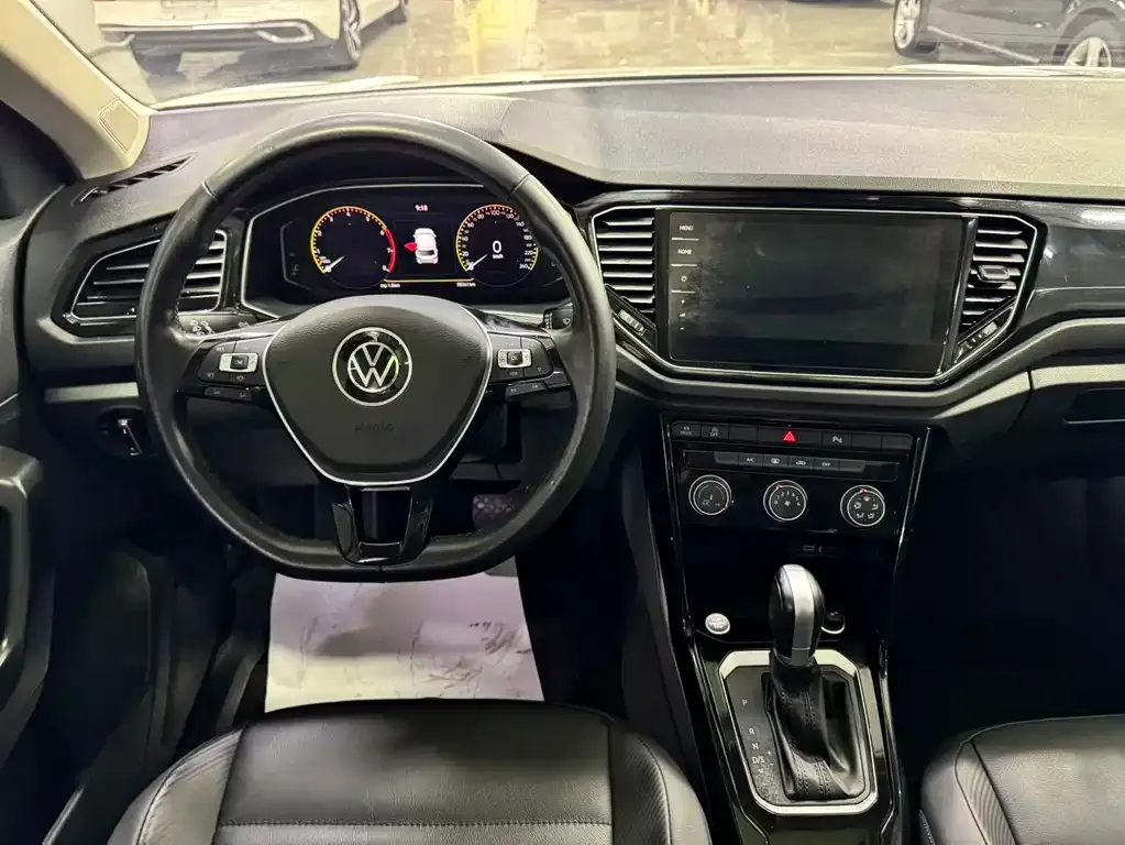 Volkswagen T-Roc — фото 9