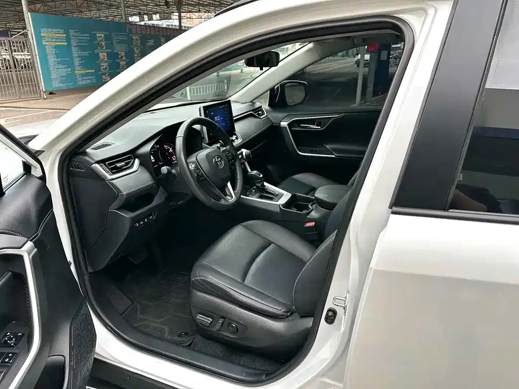 Toyota RAV4 — фото 3