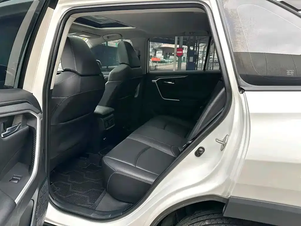 Toyota RAV4 — фото 2