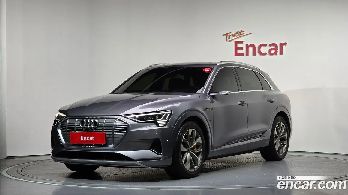 Audi e-tron — фото 1
