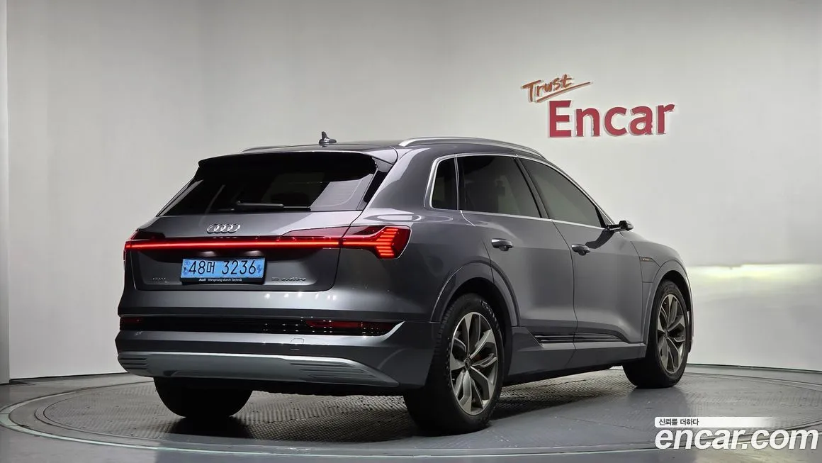 Audi e-tron — фото 4