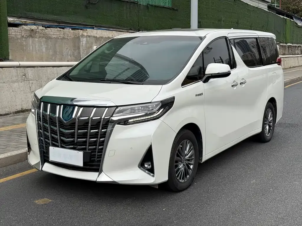 Toyota Alphard — фото 1