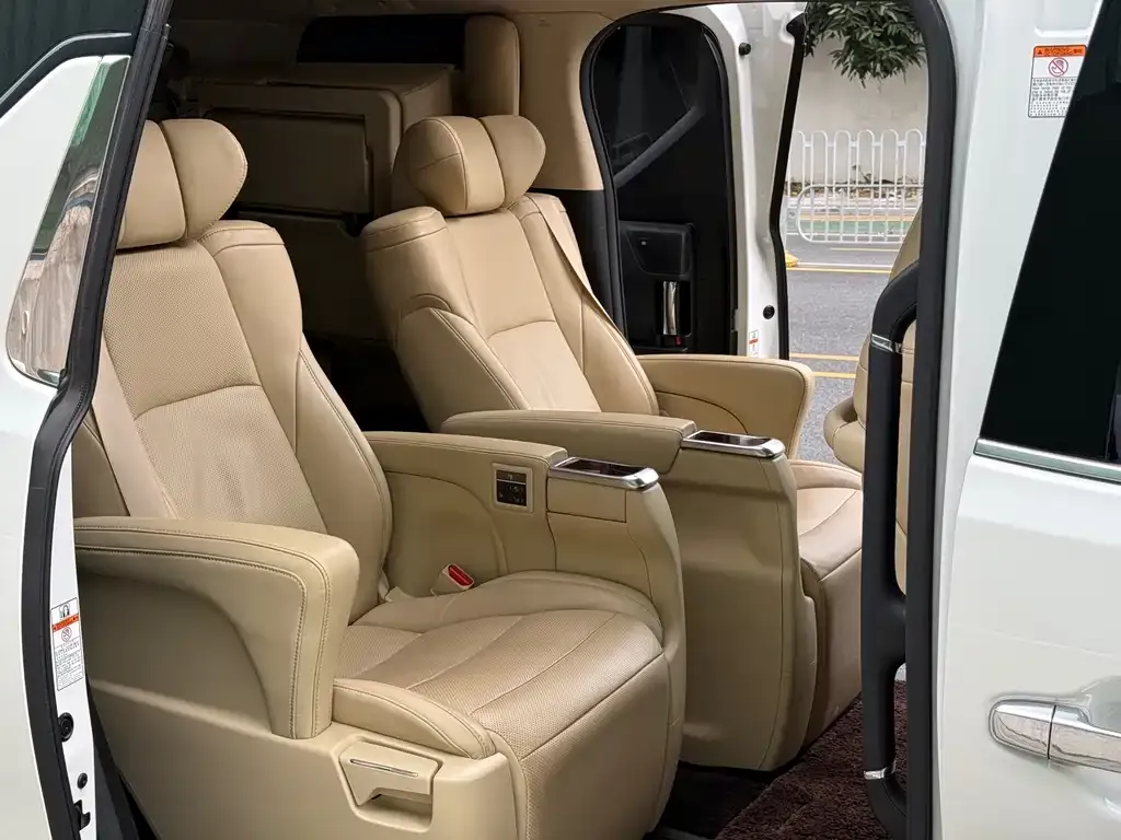 Toyota Alphard — фото 4