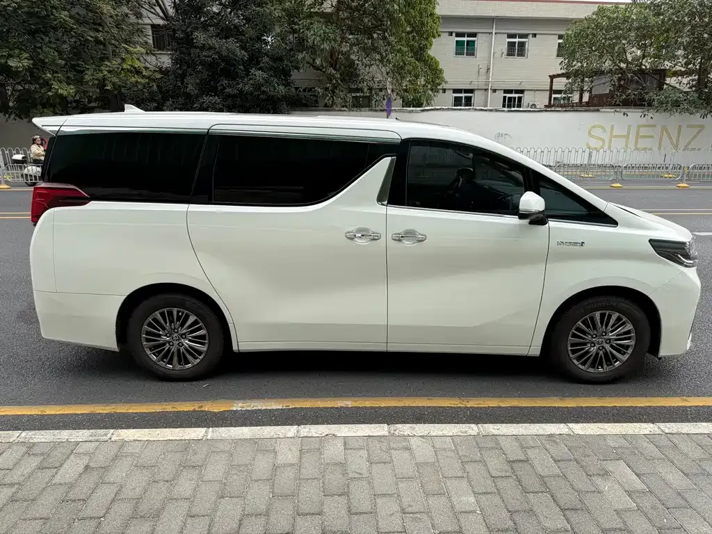 Toyota Alphard — фото 2