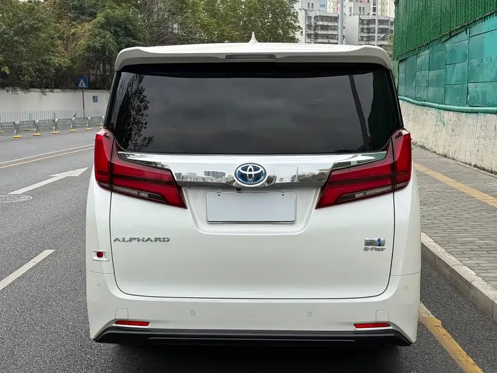 Toyota Alphard — фото 10