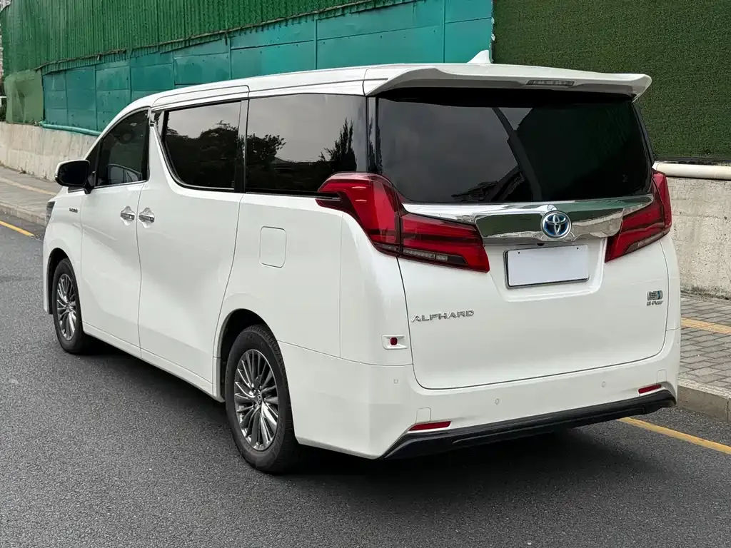 Toyota Alphard — фото 9