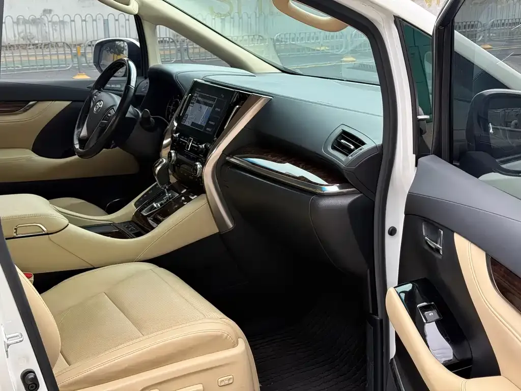 Toyota Alphard — фото 5