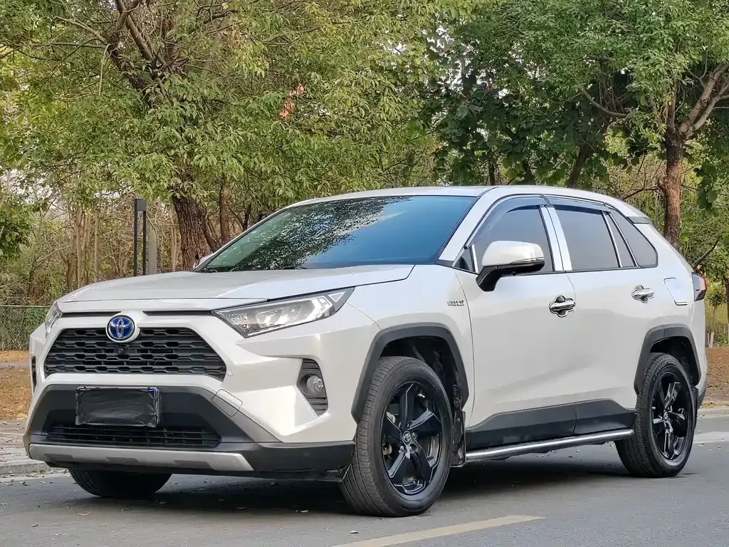 Toyota RAV4 — фото 1