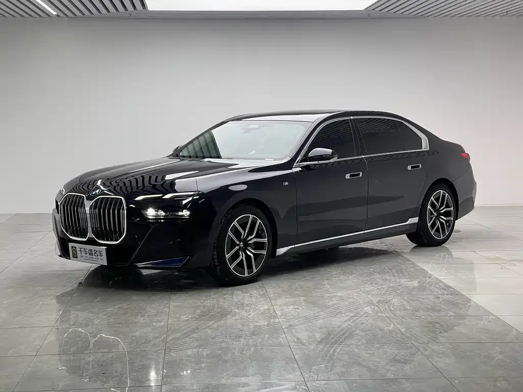 BMW 7 Series — фото 1
