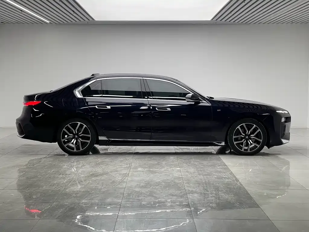 BMW 7 Series — фото 10
