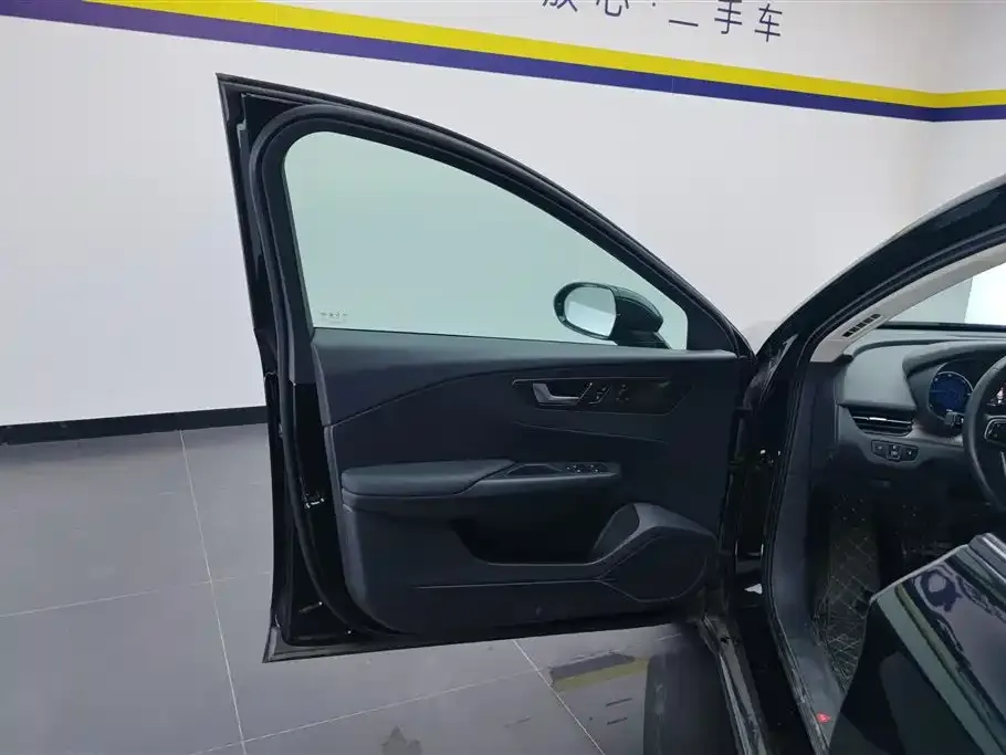 Hongqi E-QM5 — фото 3