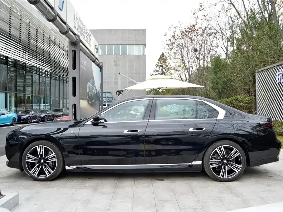 BMW i7 — фото 9