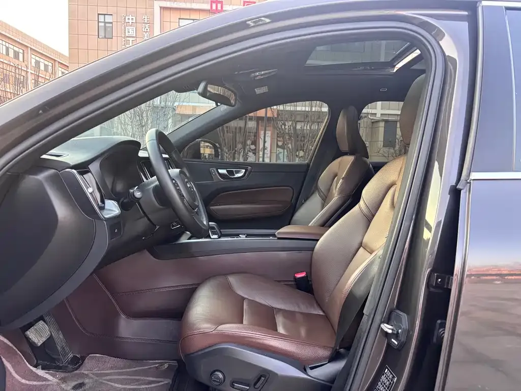 Volvo XC60 — фото 5