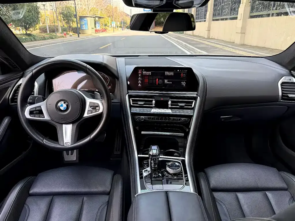 BMW 8 Series — фото 2