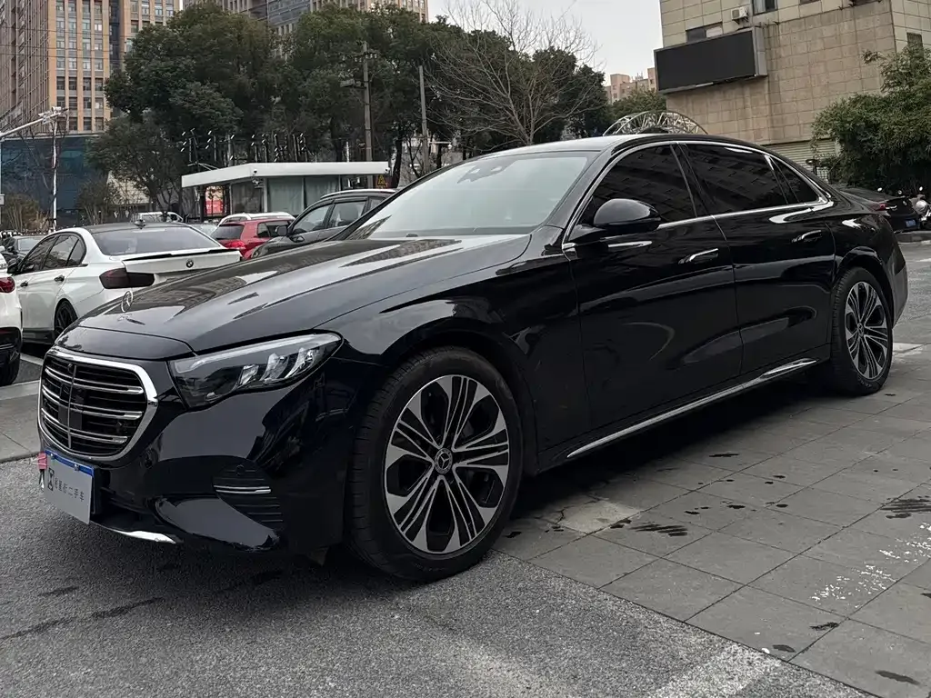 Mercedes-Benz E-Class — фото 1