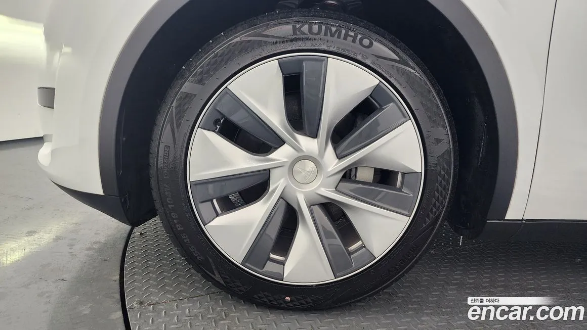 Tesla Model Y — фото 8
