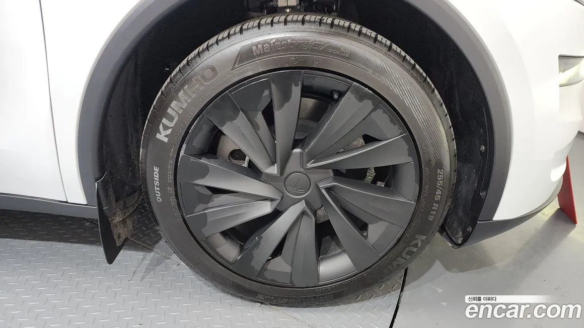 Tesla Model Y — фото 9