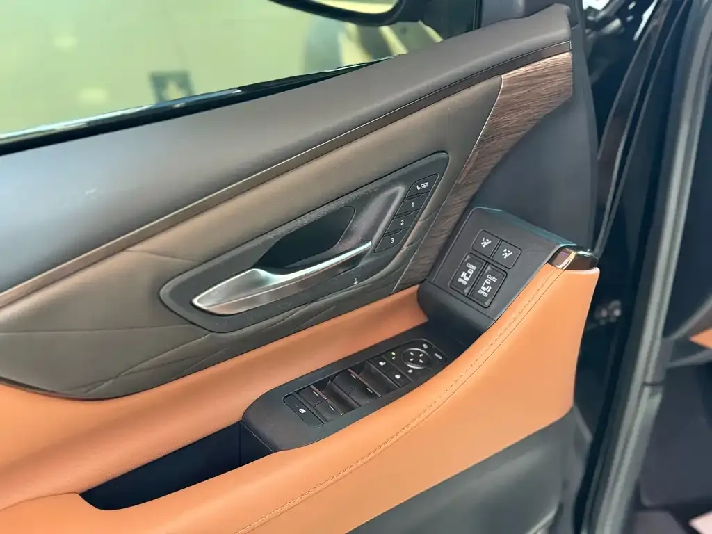 Toyota Alphard — фото 4
