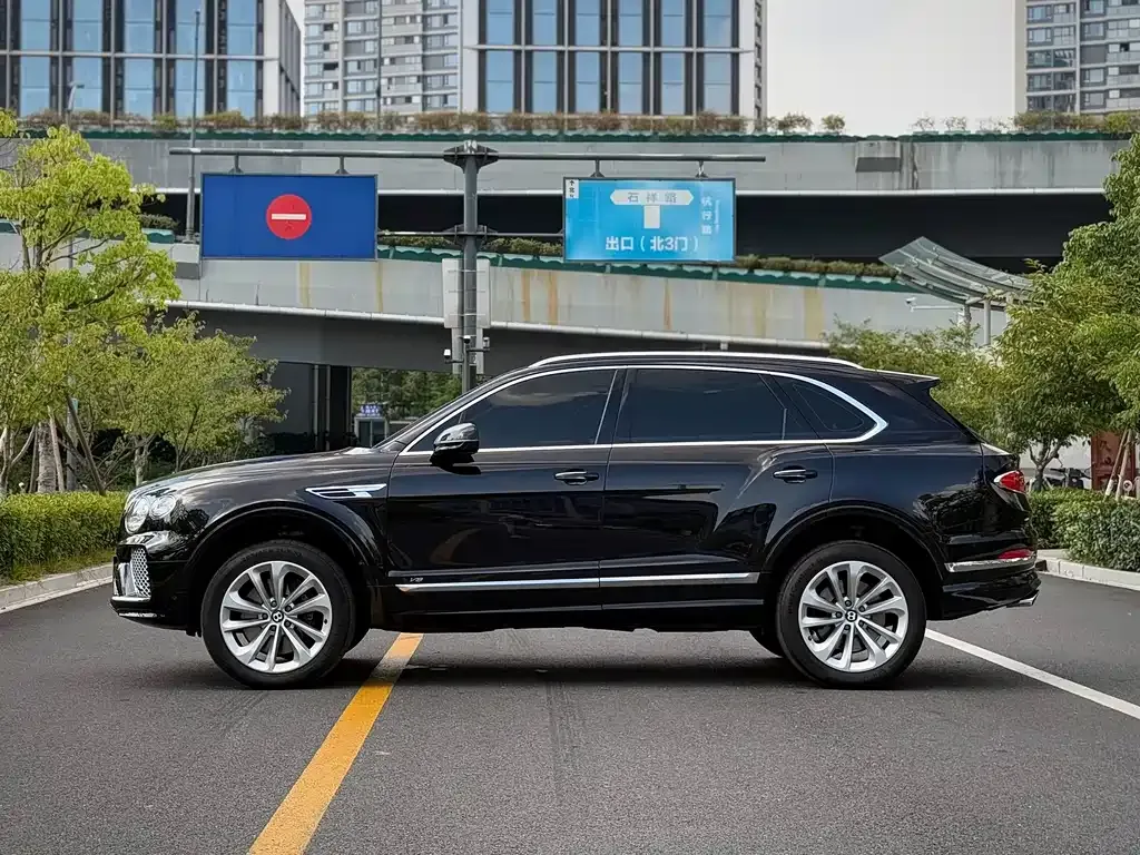 Bentley Bentayga — фото 10