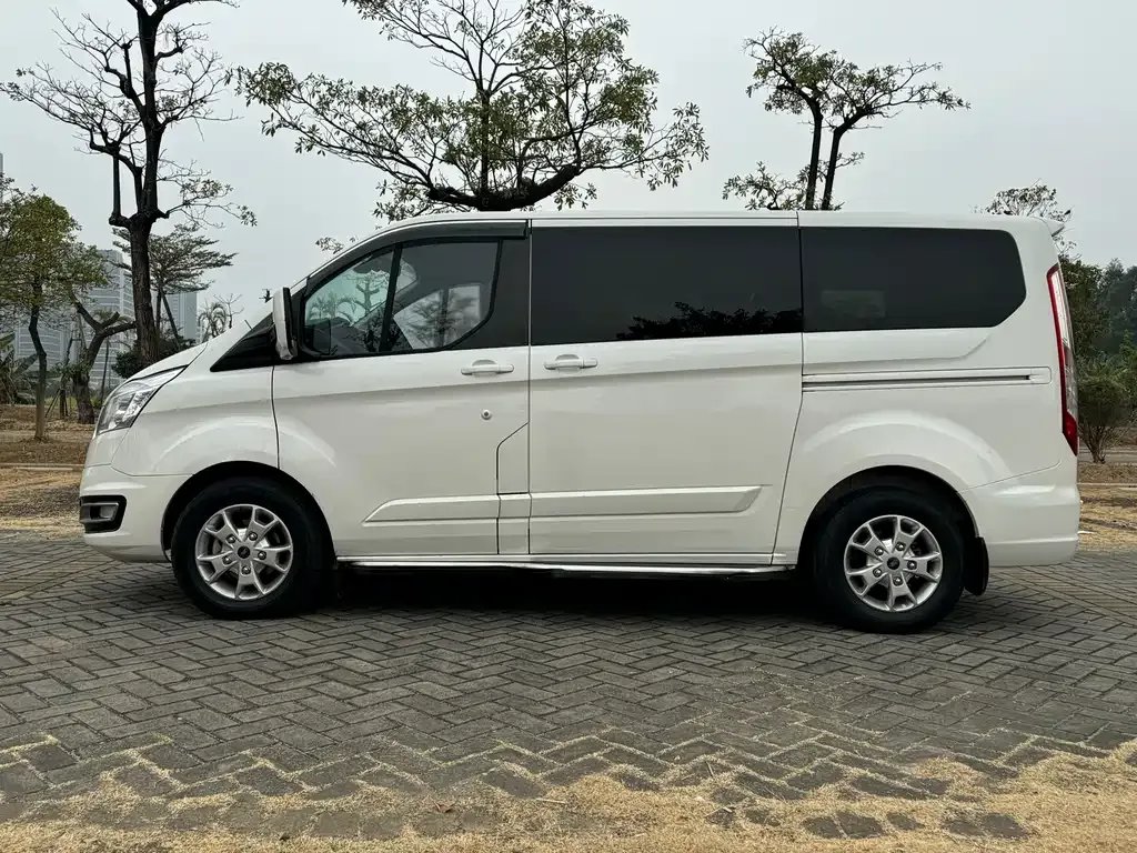 Ford Tourneo — фото 9