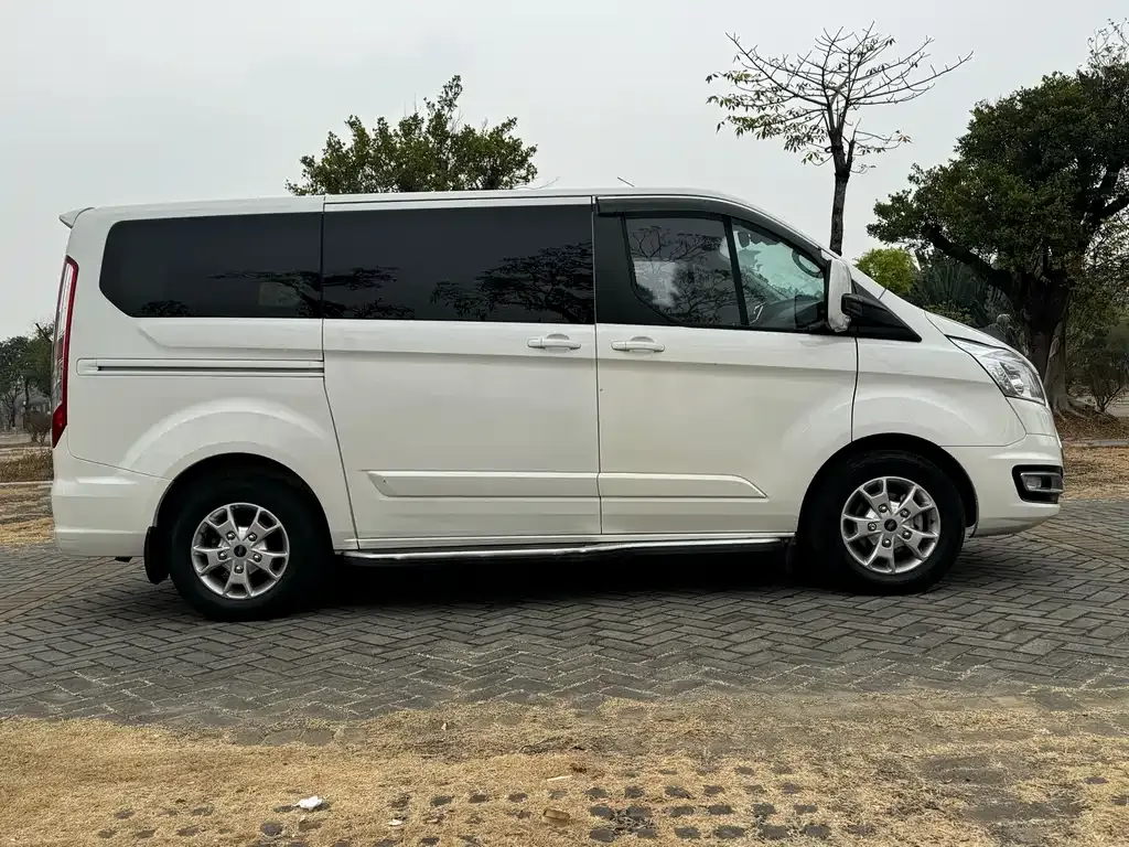 Ford Tourneo — фото 3