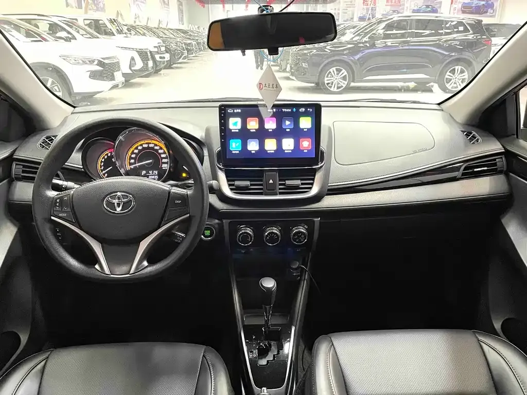 Toyota Yaris L — фото 8