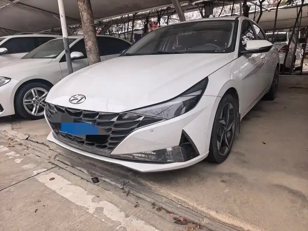 Hyundai Elantra — фото 1