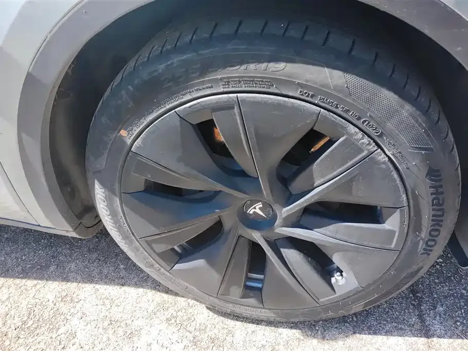 Tesla Model Y — фото 10