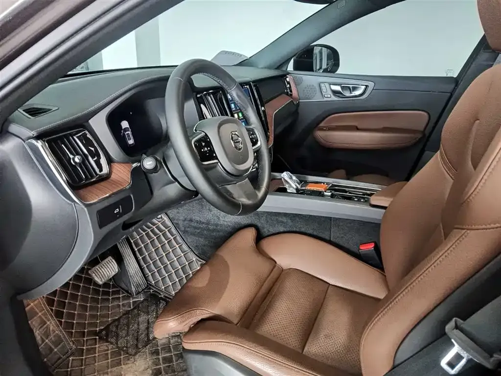 Volvo XC60 — фото 10