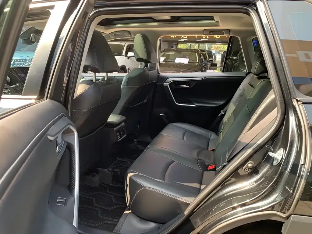 Toyota RAV4 — фото 3