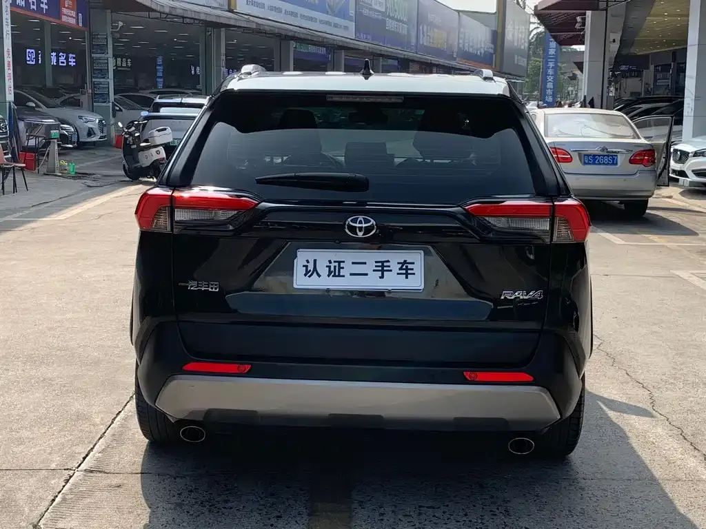 Toyota RAV4 — фото 8