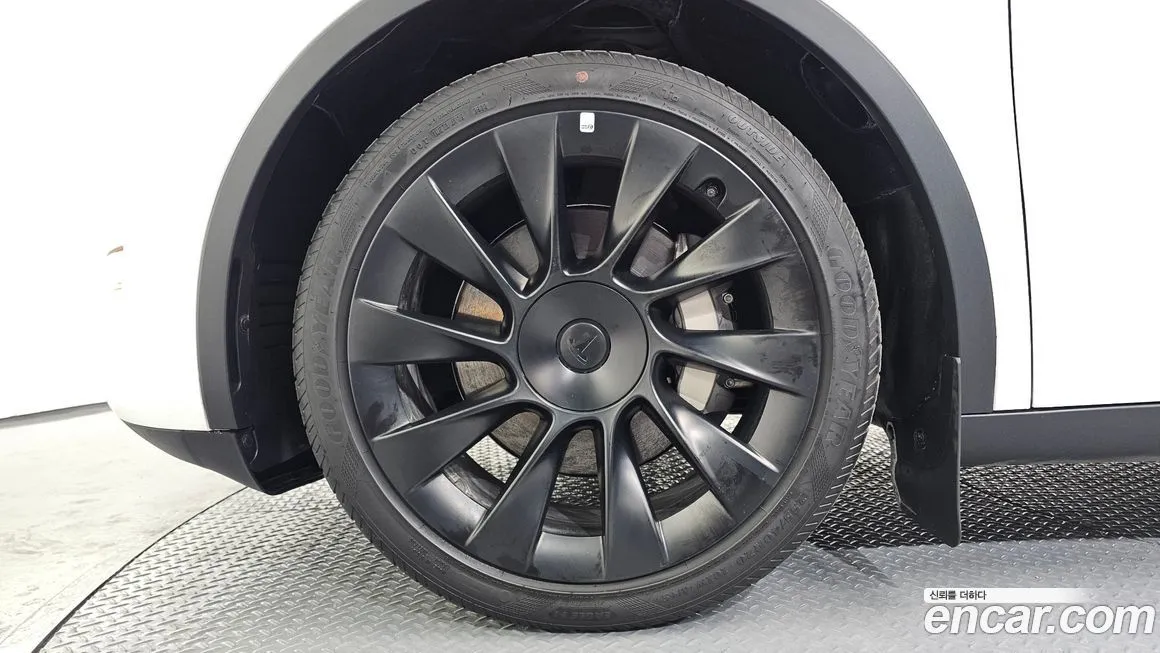 Tesla Model Y — фото 8