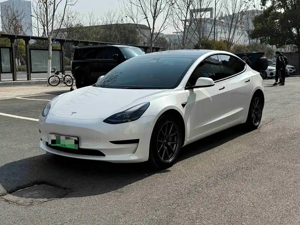 Tesla Model 3 — фото 1