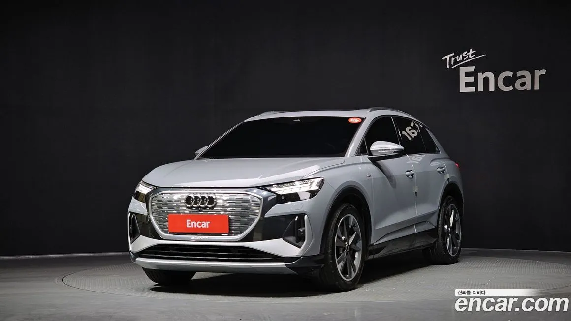 Audi Q4 e-tron — фото 1