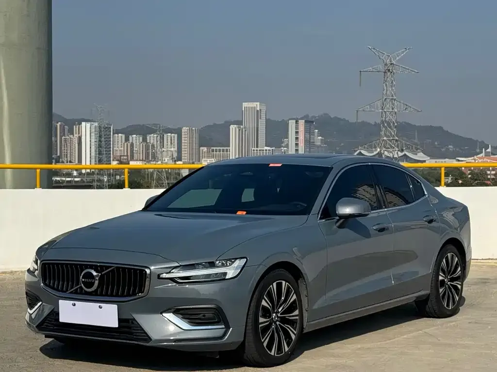 Volvo S60 — фото 1