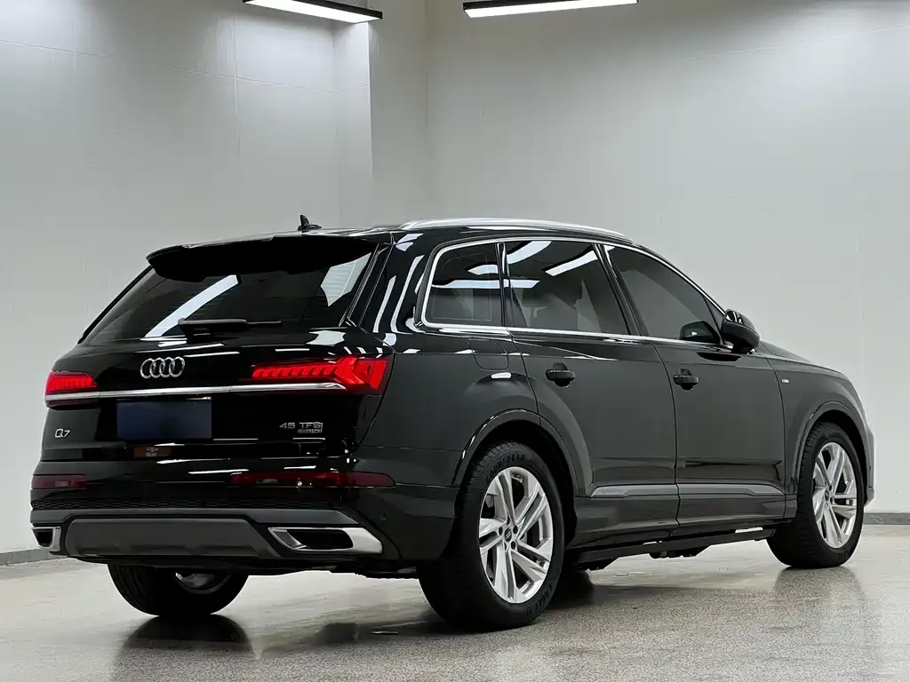 Audi Q7 — фото 9